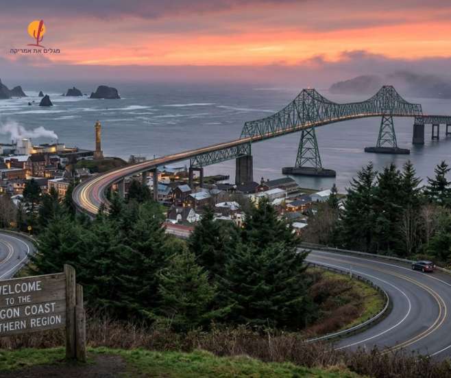 מבט פנורמי מרהיב על גשר אסטוריה-מגלר (Astoria-Megler Bridge) הענק הנמתח מעל נהר הקולומביה, עם העיר ההיסטורית אסטוריה, אורגון, למרגלותיו ושקיעה זהובה-כתומה ברקע.