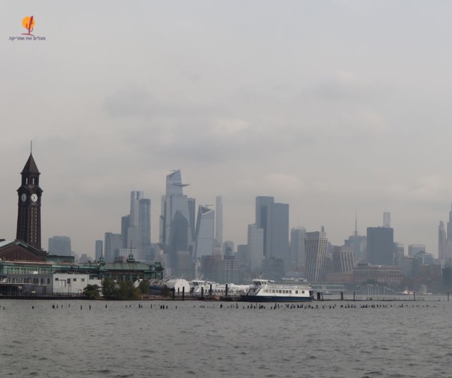 קו הרקיע האייקוני של מידטאון מנהטן (Midtown Manhattan Skyline) עם האמפייר סטייט בילדינג, כפי שהוא נראה מעבר לנהר ההדסון מגדות ניו ג'רזי (Jersey City / Weehawken).