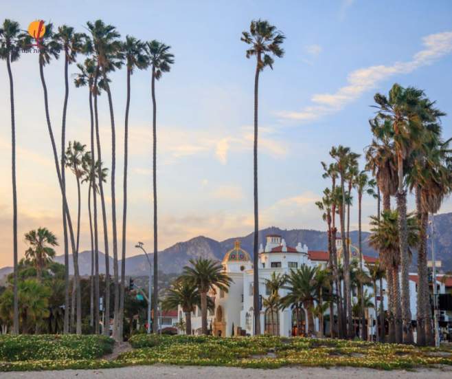 alt="דקלים-ומבנה-היסטורי-סנטה-ברברה">