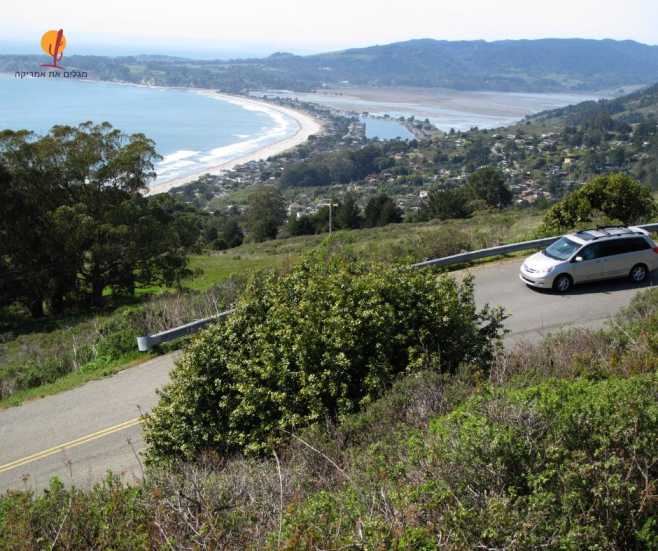 alt="מכונית-נוסעת-כביש-1-קליפורניה">