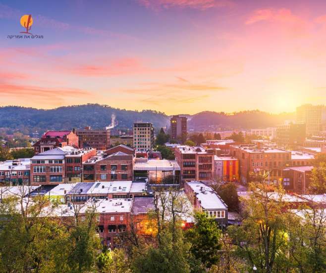 מבט פנורמי ממעוף הציפור על מרכז העיר אשוויל דאונטאון והבניינים ההיסטוריים