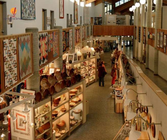 חנות אומנות עממית ועבודות יד בעץ במרכז Folk Art Center בבלו רידג' פארקווי