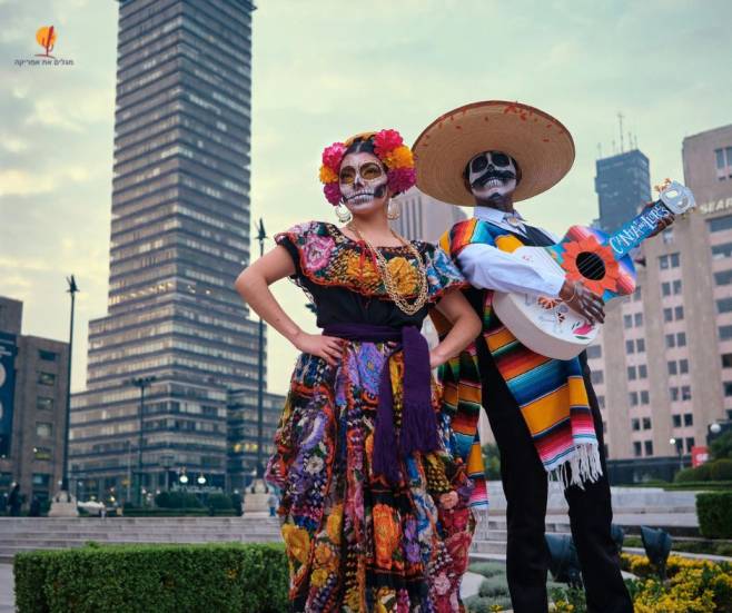 alt="זוג-מחופש-יום-המתים-מקסיקו-פסטיבלים-אמריקה">