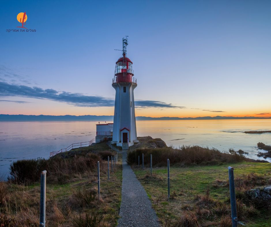 מגדלור שרמינגהאם (Sheringham Point Lighthouse) הלבן-אדום ניצב על צוק סלעי בשקיעה באי ונקובר
